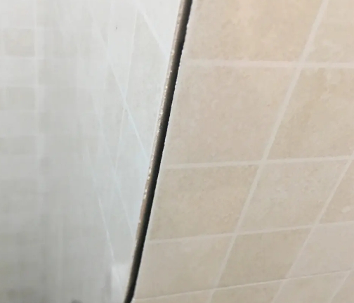 金山瓷砖空鼓维修公司分享阳台瓷砖脱落的修复过程可以分为以下几个步骤