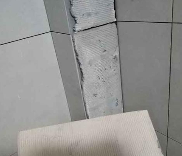金山瓷砖空鼓维修公司分享下厨房瓷砖脱落的补救措施。